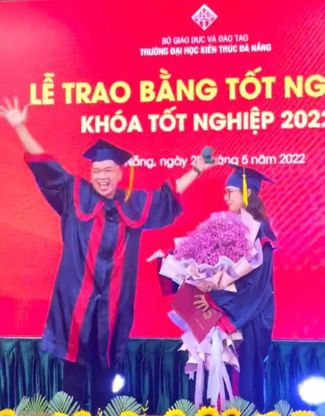 Chàng trai Đà Nẵng bất ngờ cầu hôn bạn gái ngay trong lễ nhận bằng tốt nghiệp - 2