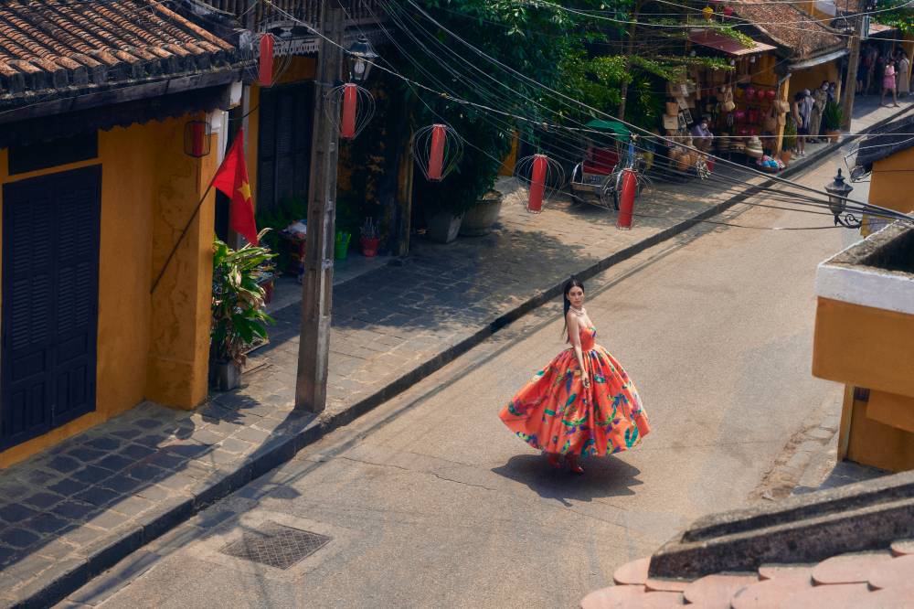 Cô cũng là một trong những nàng thơ xuất hiện trong show diễn "Vùng trời bình yên".