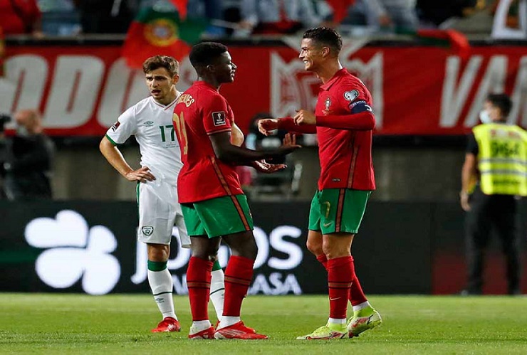 Mendes là đồng đội của Ronaldo trên tuyển Bồ Đào Nha