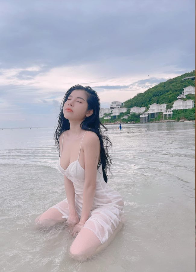 Hot girl, Vietnamese beauties wear silk skirts instead of bikinis to the beach: Sexy or 
