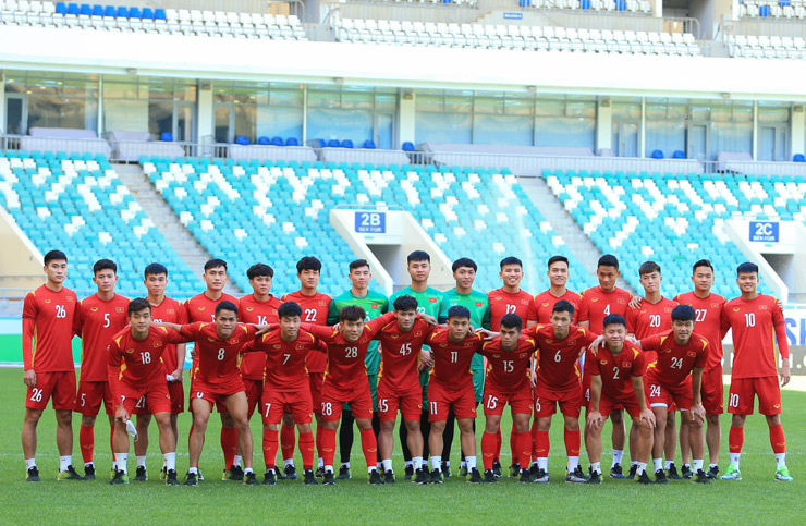 U23 Việt Nam chụp ảnh kỷ niệm chung toàn độ tại SVĐ Bunyodkor