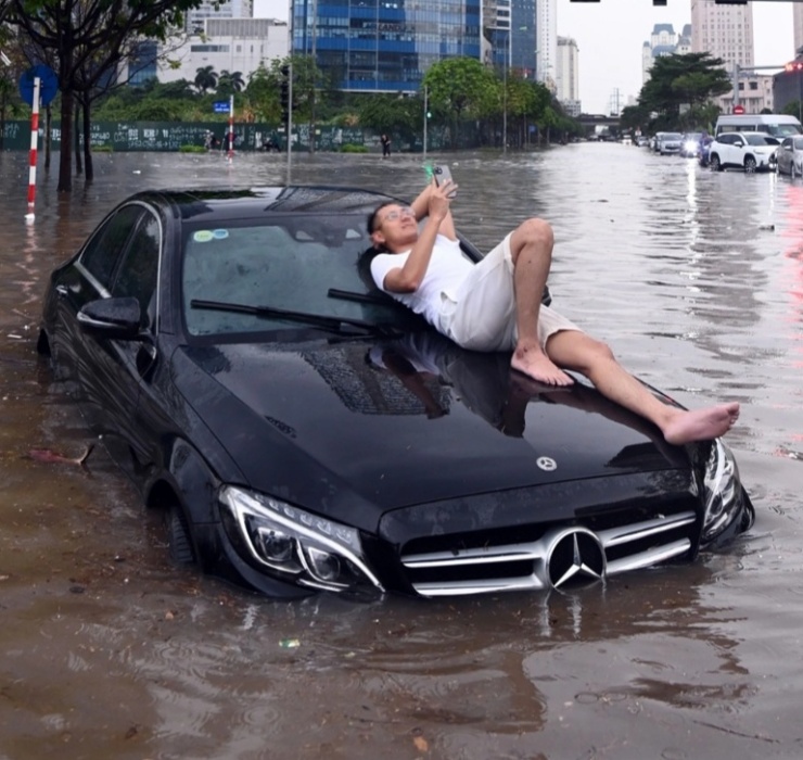 Những ngày qua, MXH rần rần chia sẻ hình ảnh 1 chiếc siêu xe bị ngập tới một nửa giữa đường phố Hà Nội sau trận mưa lớn chưa từng thấy. 
