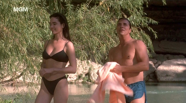 Trong phim, cô đóng cặp với&nbsp;Don Johnson. Đây cũng là tác phẩm đầu tiên&nbsp;Jennifer Connelly diện bikini trên màn ảnh. Cảnh quay nóng bỏng giúp cô thường xuyên lọt vào danh sách những mỹ nhân diện bikini đẹp nhất Hollywood.
