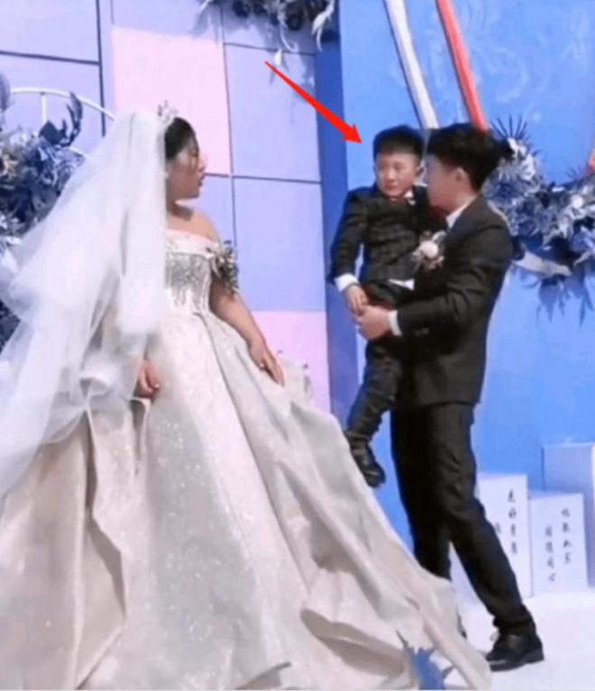 Cậu bé nước mắt lưng tròng trong đám cưới của anh trai khi phát hiện danh tính của cô dâu - 3