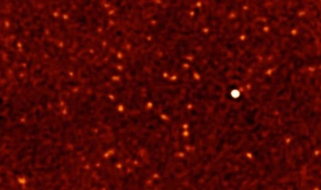 Đốm lóe sáng kỳ lạ xuất hiện trong tầm nhìn của kính viễn vọng - Ảnh: MEERKAT