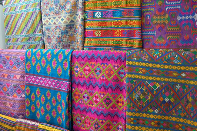 Vải thổ cẩm, len cừu và trang phục truyền thống: Vải dệt tay của người Bhutan được đánh giá cao trên toàn thế giới, được sử dụng để làm trang phục truyền thống, đồ trang trí, khăn trải bàn, vỏ gối, túi xách và thảm… 
