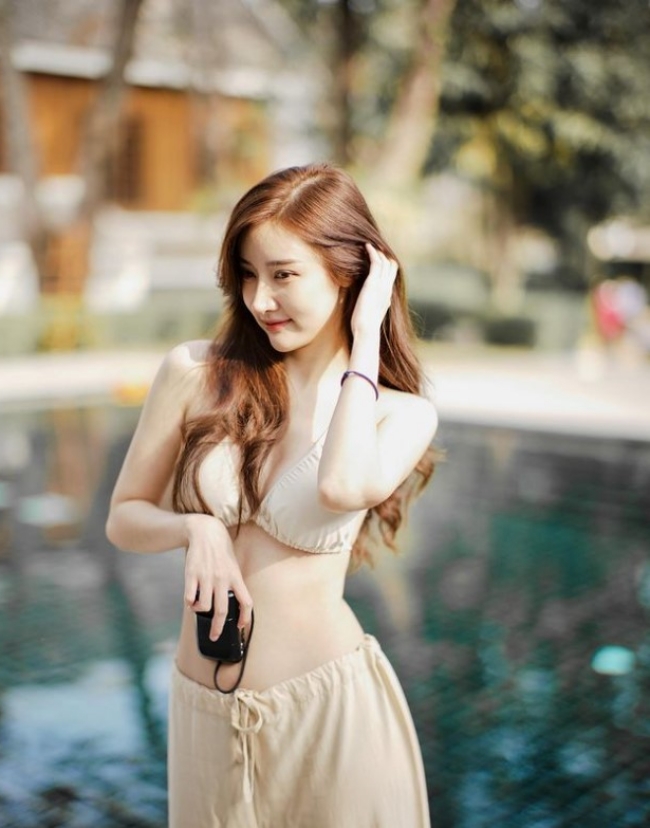 Một hot girl người Lào khác cũng nổi tiếng nhờ xinh đẹp là Panda Fonnapha.
