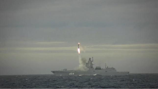 Hình ảnh tên lửa hành trình siêu thanh Zircon được phóng thử từ một chiến hạm của Nga. (Ảnh: BQP Nga)