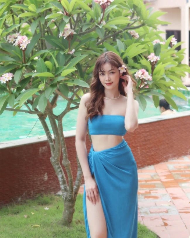 Được biết người đẹp là diễn viên, người mẫu, ca sĩ. Ngoài ra, cô còn đăng quang Miss International Lào 2018.
