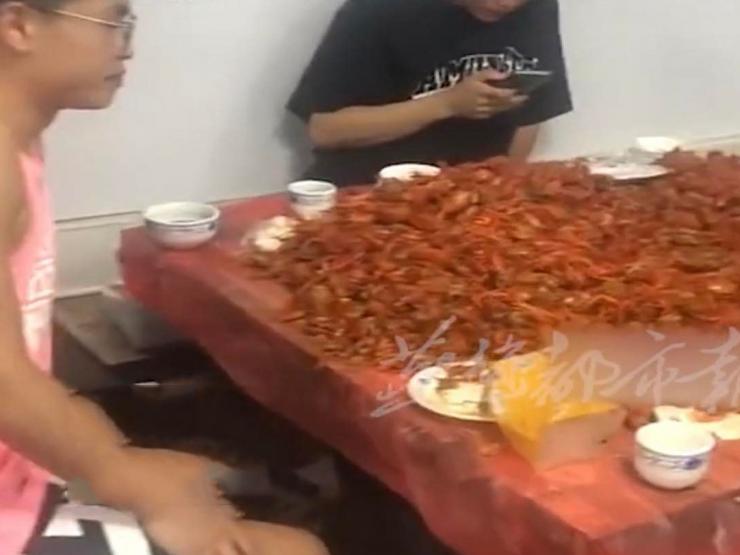 4 boys ate 80kg of shrimp at once, making the buffet shop owner 