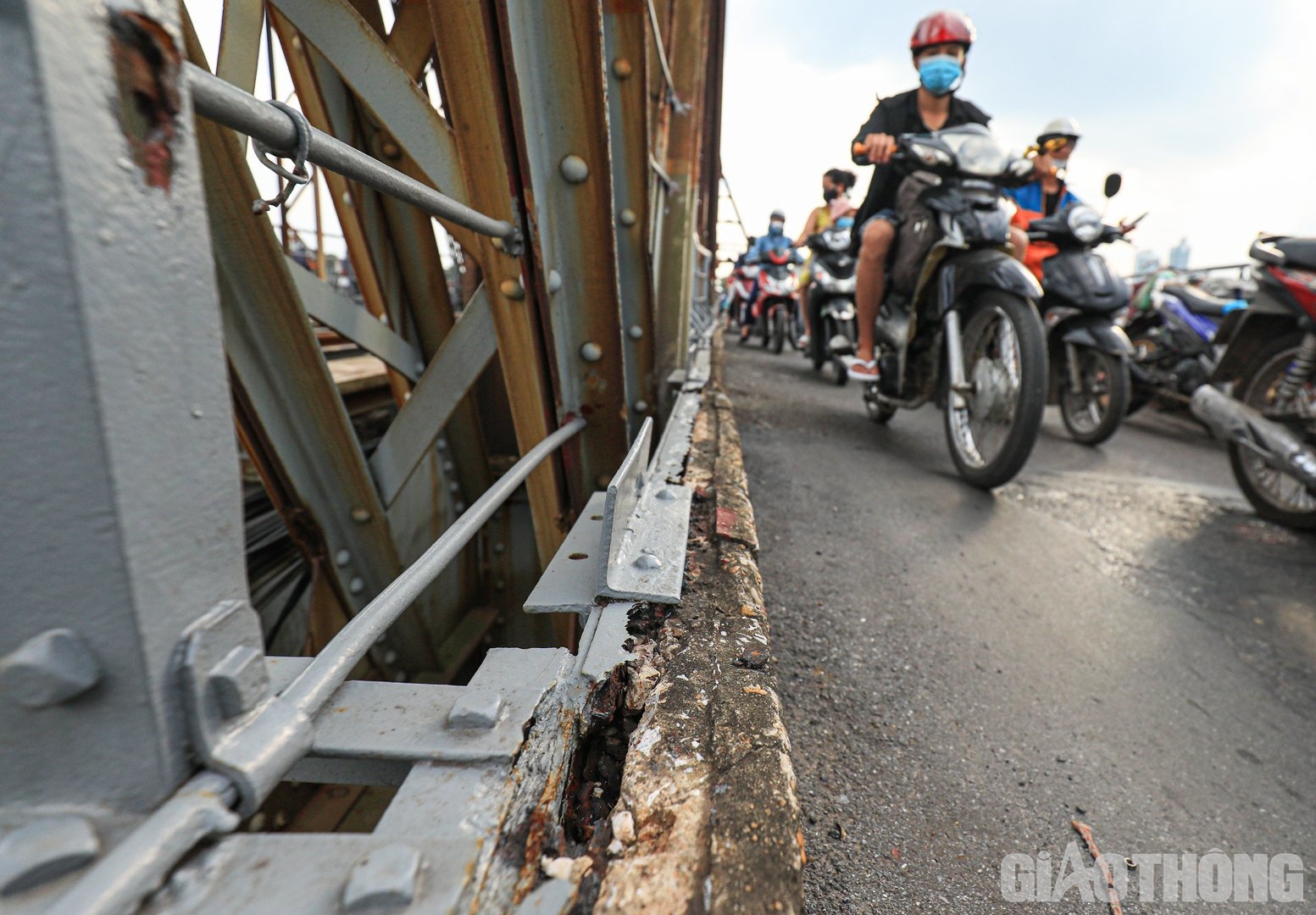 Long Bien Bridge is rusty, entangled with potholes, patched here and there - 1