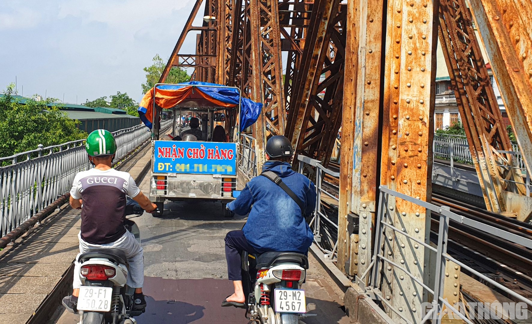 Công ty CP Đường sắt Hà Hải cho biết, mặc dù năm 2021 đơn vị đã tập trung khắc phục đã vị trí yếu nhưng cũng chỉ đủ kinh phí bảo dưỡng thường xuyên để sơn lan can, vá mặt đường bộ, gia cố một số dầm dọc bộ hành... Ảnh: Xe máy, xe đạp, xe ba gác chở nặng là một trong những nguyên nhân "phá" mặt đường, gây áp lực lên tải trọng cầu.