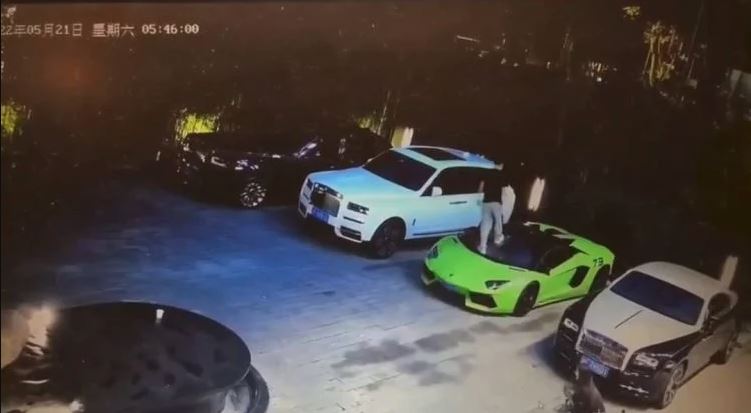 Nhảy lên xe Lamborghini, Rolls Royces 'trút giận' và cái kết đau đớn - 1