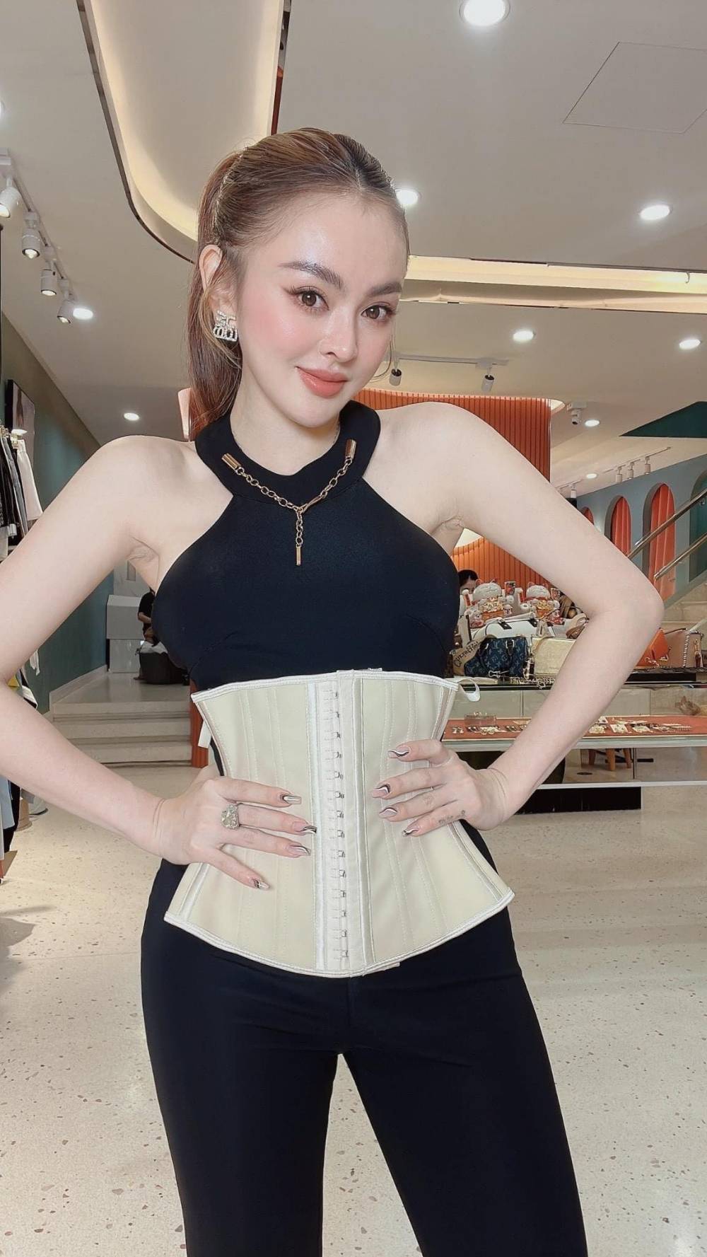 Đeo latex là thói quen hàng ngày của Trang Nemo.&nbsp;Cô sở hữu vòng eo con kiến nhờ đặt món đồ co giãn dưới bụng.