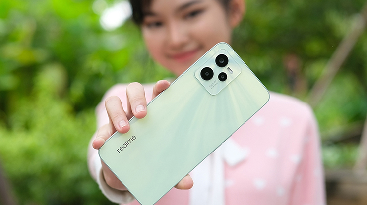 Realme C35.