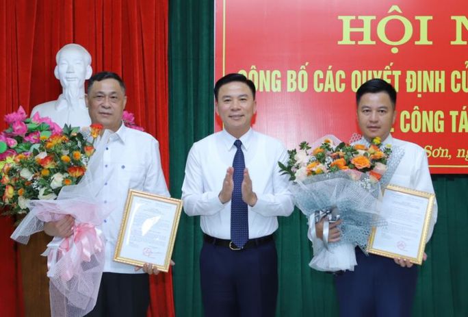 Bí thư Tỉnh ủy Thanh Hóa Đỗ Trọng Hưng trao quyết định, tặng hoa chúc mừng ông Nguyễn Tiến Thuận và ông Đào Vũ Việt - Ảnh: Minh Hiếu