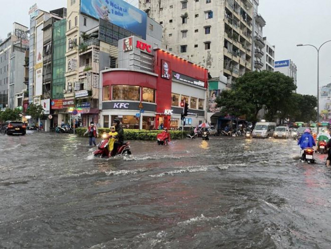 Mưa lớn kéo dài cùng sấm chớp, đường Lê Lai, Cống Quỳnh, Bùi Viện... ngập thành sông.