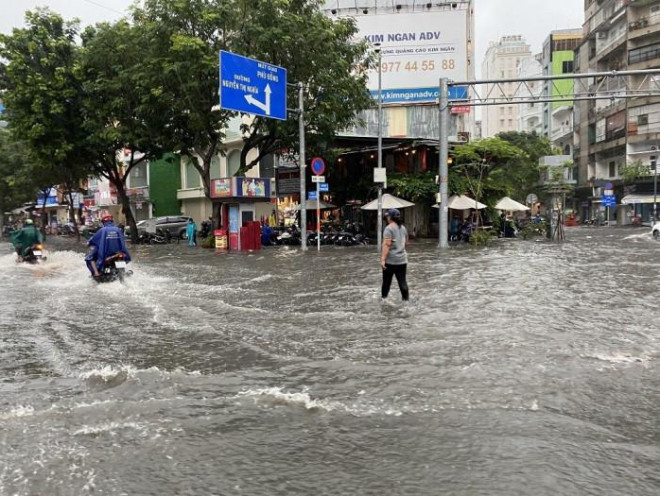 Tại đường Lê Lai, quận 1, nước ngập lút gần nửa bánh xe máy, khiến nhiều phương tiện bị chết máy hàng loạt.