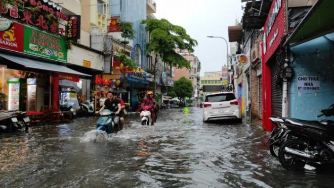 Tại phố đi bộ Bùi Viện, quận 1, sau mưa lớn tuyến đường này cũng bị ngập sâu trong biển nước.