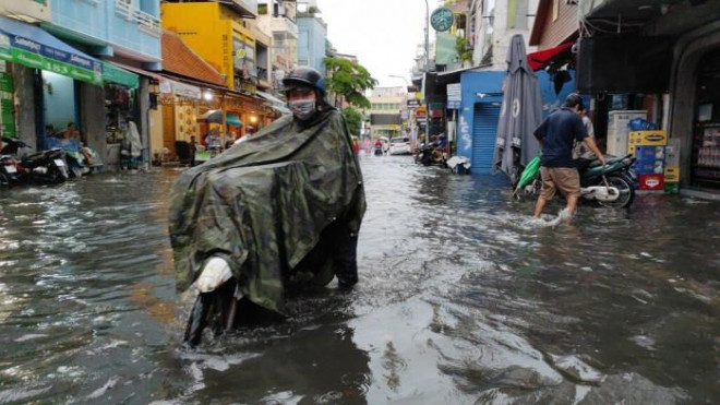 Xe chết máy hàng loạt, khi người dân cố gắng chạy vào "biển nước" để di chuyển.