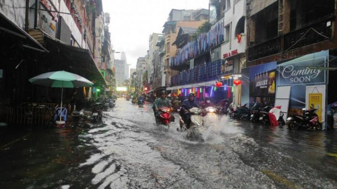 Theo ghi nhận, nước ngập sâu tràn vào các nhà hàng, quán ăn trên đường Bùi Viện, nhiều người dân không kịp trở tay.