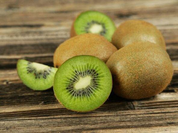 Quả kiwi chứa nhiều vitamin C giúp da luôn tươi sáng.