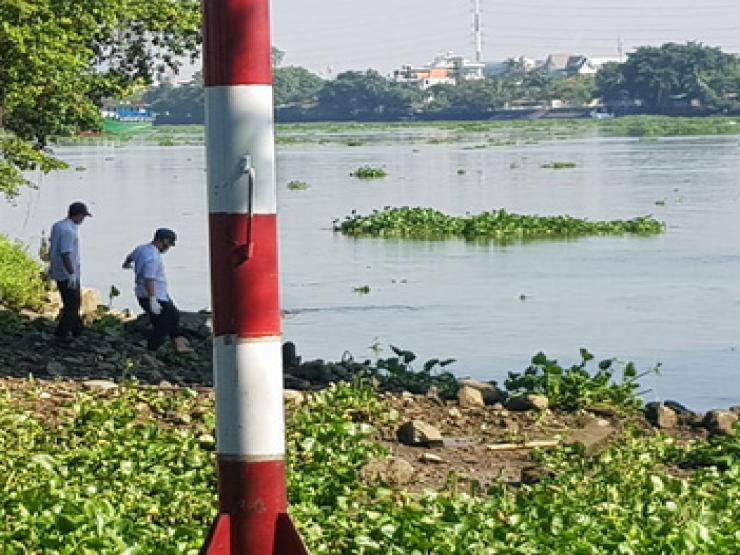 Phát hiện bao tải chứa thi thể người bị trói tay, băng dính quấn quanh đầu