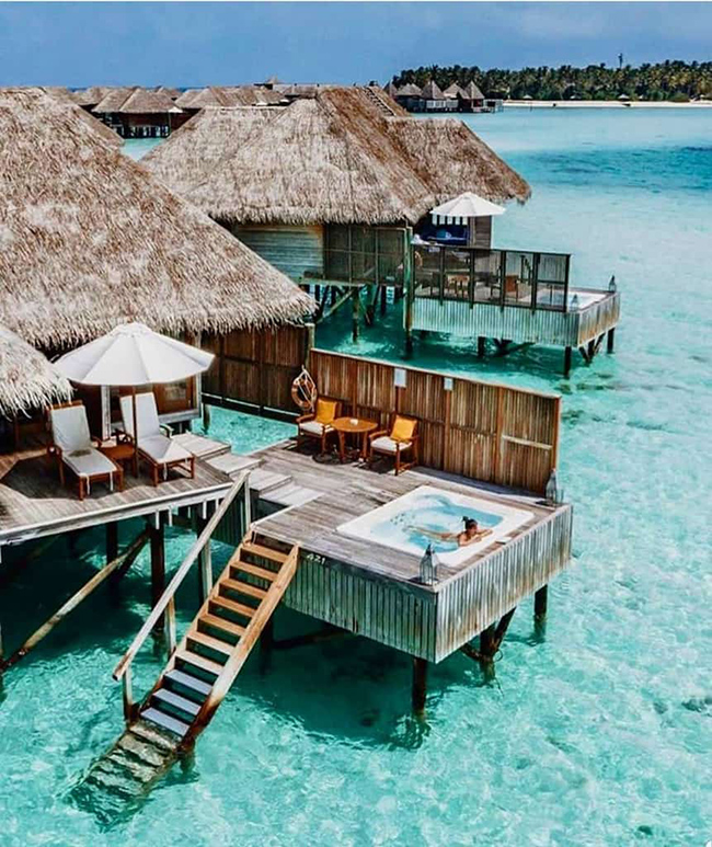 Tuy nhiên, tiêu chí ưu tiên hàng đầu vẫn là vẻ đẹp của resort, còn về chất lượng dịch vụ thì du khách luôn yên tâm vì khi đi du lịch ở Maldives, dù bạn ở khách sạn nhỏ thì họ vẫn phục vụ tốt như ở những khách sạn 5 sao.
