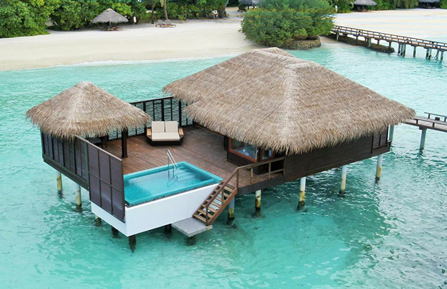 Tại khu nghỉ dưỡng này mức giá phòng rẻ nhất là: 366USD/đêm (gần 8,5 triệu đồng); Giá đưa đón bằng tàu cao tốc: 136 USD/người/khứ hồi (hơn 3 triệu đồng). Đây là mức giá khá mềm so với mặt bằng chung ở Maldives. 
