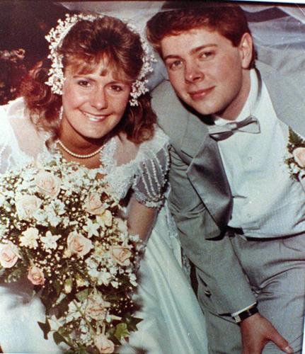 Pamela Wojas và Gregory Smart trong ngày cưới.