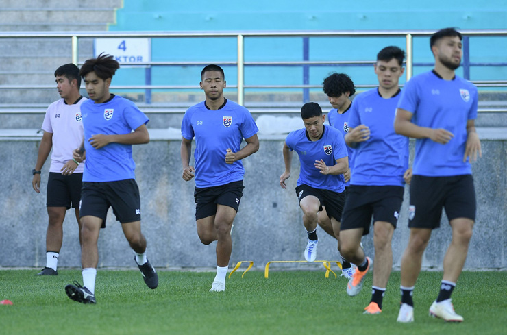 U23 Thái Lan đang sở hữu nhiều cầu thủ chất lượng ở hàng tiền vệ, có thể kể đến Ben Davis, Chaiyapipat, Channarong, Thanawat, Ekanit Panya. U23 Việt Nam chắc chắn sẽ gặp nhiều khó khăn trong cuộc chiến ở trung tuyến (Ảnh: Hai Tư)