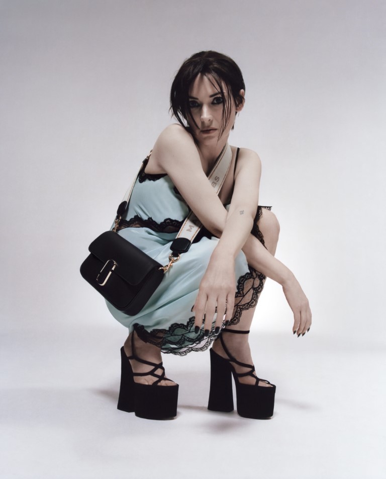 The muse Winona Ryder continues to shine in the new design of Marc Jacobs - 7