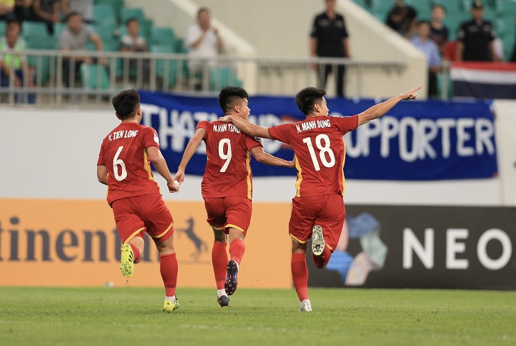 Văn Tùng vô lê tung lưới U23 Thái Lan, gợi nhớ hình ảnh Van Persie - 3