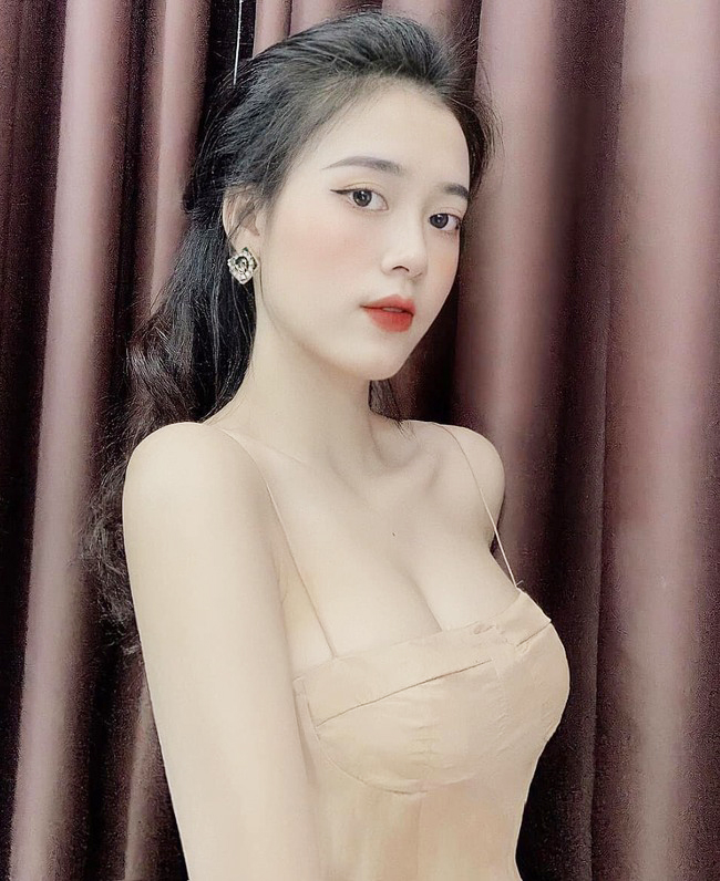 Cô được đánh giá là một trong những nàng Wags xinh đẹp nhất U23&nbsp;Việt Nam.
