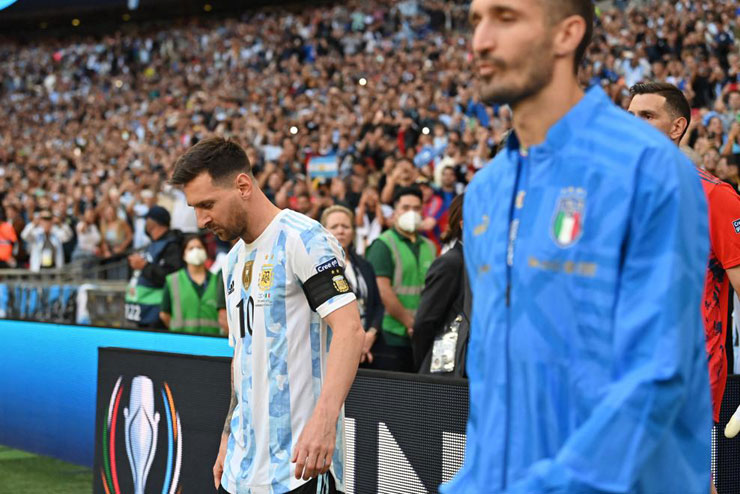 Lionel Messi và Giogio Chiellini đeo băng đội trưởng của Argentina và Italia bước ra sân Wembley&nbsp;