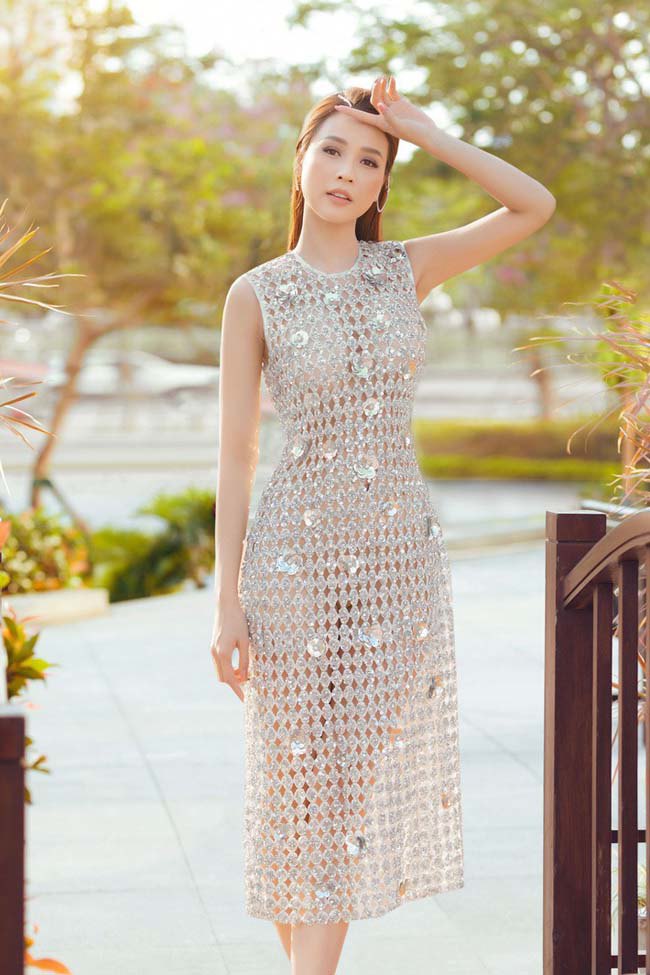"Vietnamese milk tea girl"  make netizens complain "burn their eyes"  because of the mesh dress showing the bust 1 - 4