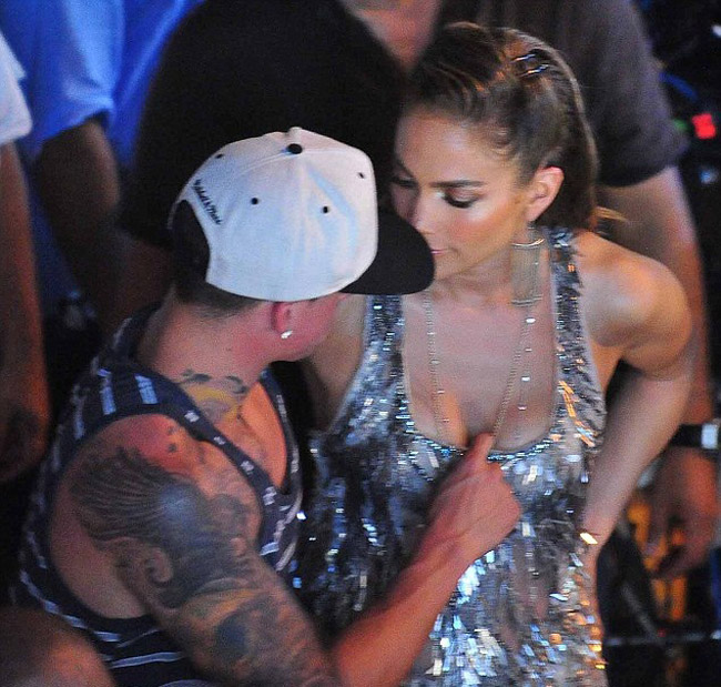 Năm 2012, Jennifer Lopez bị bồ trẻ Casper Smart kéo váy, nhòm ngực không giấu giếm.
