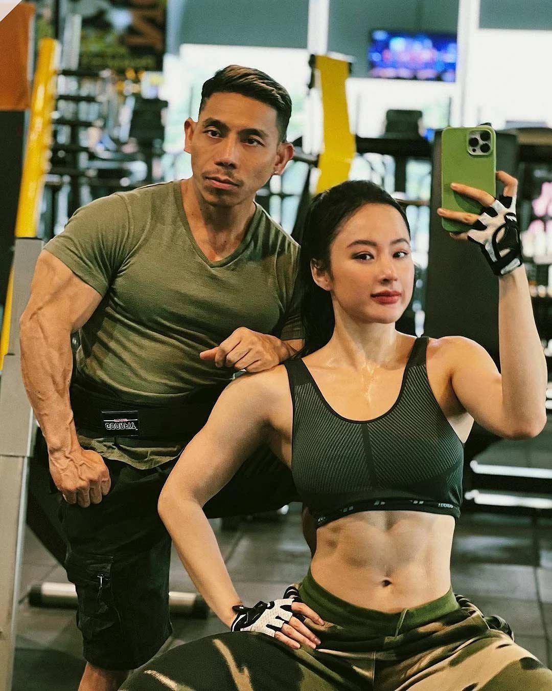 Angela Phuong Trinh lifts weights of nearly 300 kg, her muscular muscles make men " completely out of their mind"  - 5