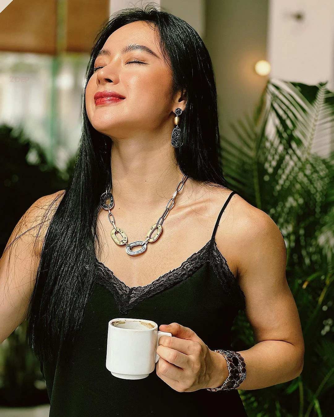 Angela Phuong Trinh lifts weights of nearly 300 kg, her muscular muscles make men " completely out of their mind"  - first