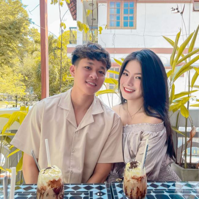 Từ khi mới quen nhau giấu kín danh tính cho đến khi thoải mái công khai hình ảnh chụp cùng, chuyện tình của Lê Minh Bình và Thụy Hân được nhiều người ủng hộ.

