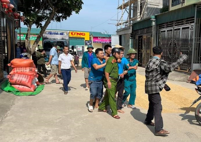 Người dân và Công an xã Yên Dương, huyện Hà Trung tham gia bắt giữ Triệu Quân Sự chiều ngày 1-6