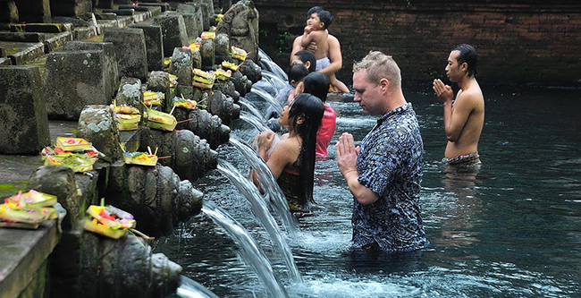 Cầu nguyện tại Putra Tirtha Empul.&nbsp;
