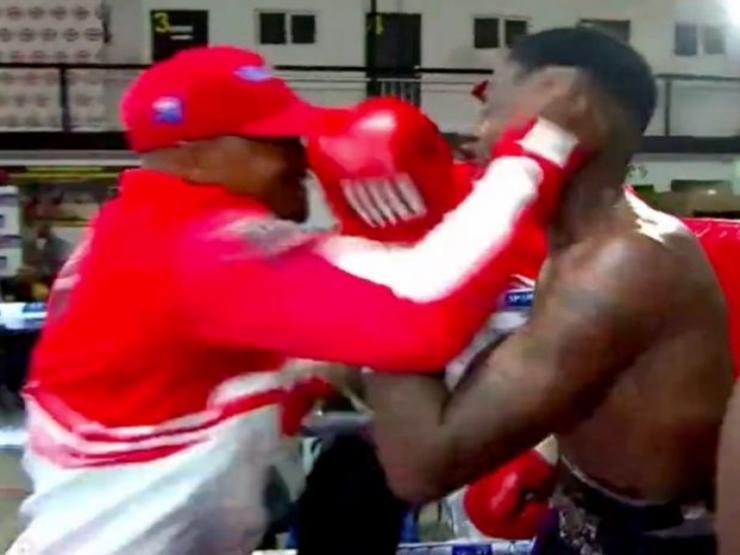 Võ sĩ Boxing kiêu ngạo ăn mừng sớm, bị HLV đối thủ đấm tới tấp