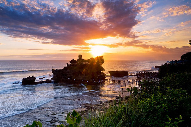 Hoàng hôn ngoạn mục ở Tanah Lot
