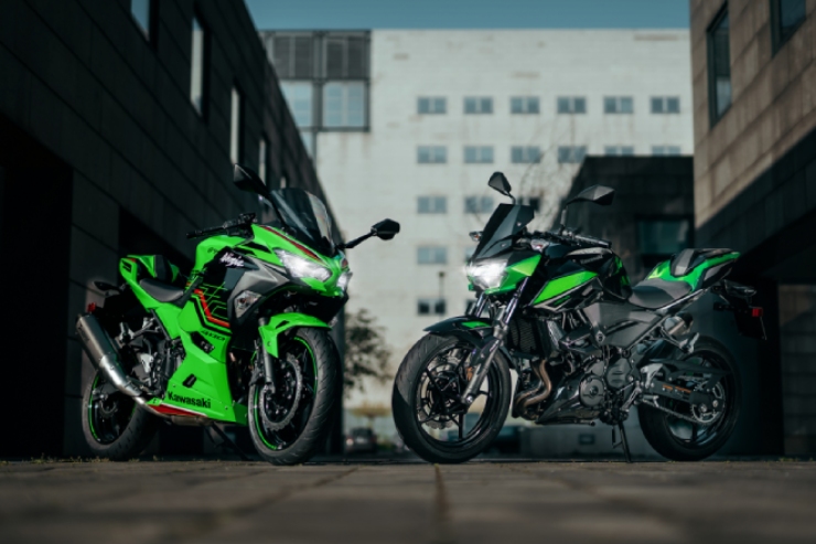 
2023 Kawasaki Ninja 400 (trái) và Z400 (phải).&nbsp;