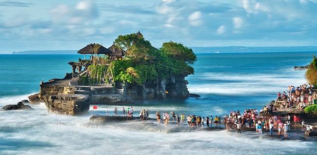 Đền Tanah Lot. Một trong những nơi đầu tiên bạn phải đến ở Bali, Indonesia.
