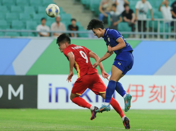 Sau đó, sai lầm của Văn Toản biếu không bàn gỡ 1-1 cho U23 Thái Lan. Sang hiệp 2, Văn Tùng lập siêu phẩm nâng tỷ số lên 2-1. Những tưởng đây là tỷ số cuối cùng của trận đấu thì Suphanat Mueanta đã lên tiếng bằng cú đánh đầu cận thành (Ảnh: Hai Tư)