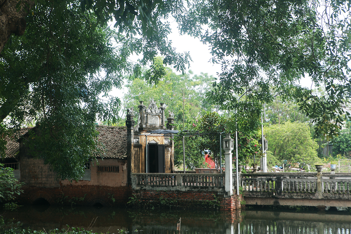 Ông Phạm Văn Tý, thành viên Ban quản lý di tích đình, đền làng Yên cho biết, cầu có thiết kế dạng “thượng gia, hạ kiều”, tức trên là nhà, dưới là cầu nên người dân nơi đây đặt cho cây cầu cái tên cầu Khum, nhìn từ xa cầu tựa như một chiếc thuyền nan úp ngược