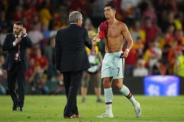 Ronaldo cởi áo khoe bụng 6 múi, sắm vai đặc vụ lôi kéo &#34;Hòn đá tảng&#34; về MU - 5