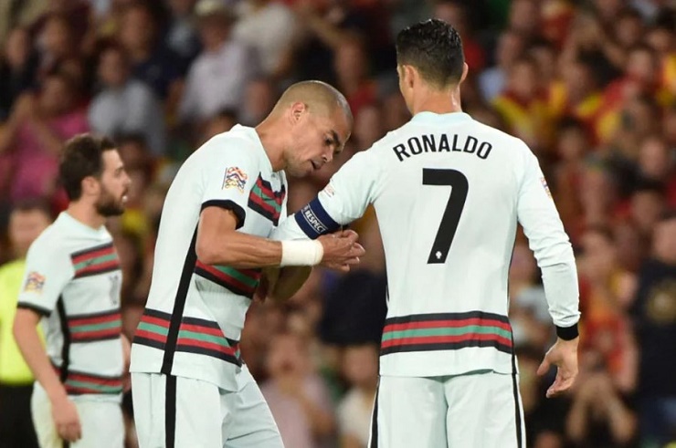 Ronaldo cởi áo khoe bụng 6 múi, sắm vai đặc vụ lôi kéo &#34;Hòn đá tảng&#34; về MU - 2